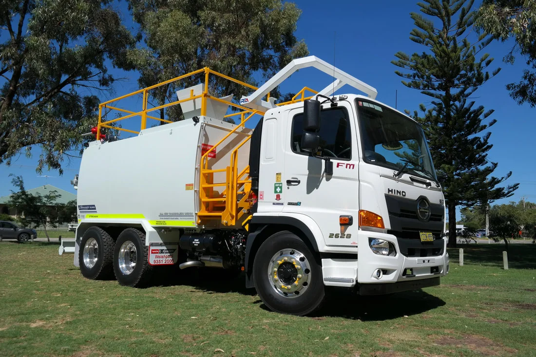 Hino FM water cart
